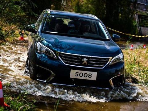 这辆车途观L见到就头疼，战斗机舱内饰超抢眼，