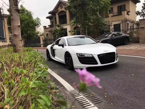 街头暴走范儿，奥迪R8