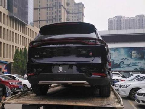 新款比亚迪唐燃油版从板车下来一路被追着看，颜值太高，售15万起