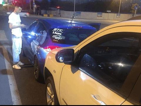 指南者等红绿灯追尾西雅特,看到两车结果后,交警都忍不住笑了