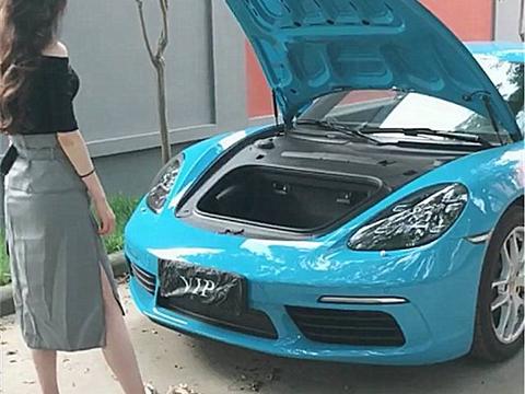 小区里偶遇一辆保时捷，看到车主时，恨不得上去要号码！