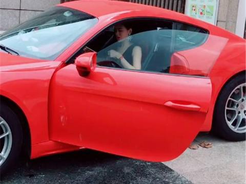 小区门口偶遇一辆60万保时捷，看到车主时，很不得上去要号码！