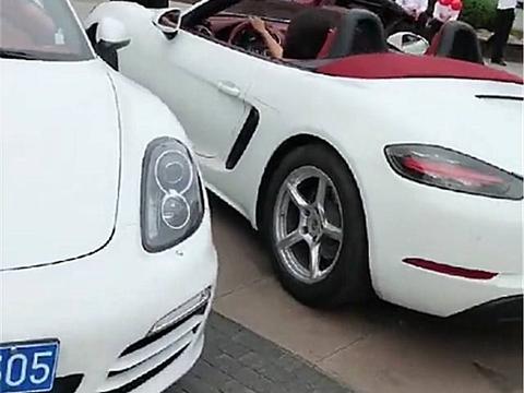 辽宁偶遇2辆保时捷718，看到车主容貌时，引路人争相拍照！