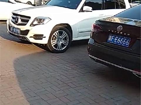 北京一辆40万大众辉昂，看到车牌时，连旁边的路虎都黯然失色！