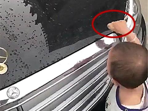 浙江一男子234万买奔驰，结果被一熊孩子砸车，车主却不在乎！
