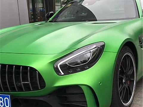 北京街头偶遇一辆130万奔驰AMG，打开后备厢时，却被网友吐槽！