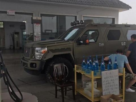 这车外观太霸气了，车主亲述一公里喝3块钱油，路虎揽胜变小学生