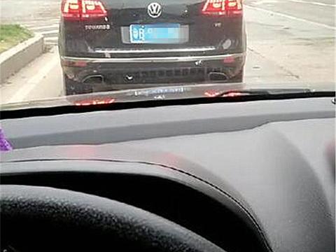 广东偶遇一辆大众“途观”，看到车尾2个字母，男子立马拉手刹！