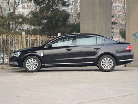 江苏一男子20万买大众迈腾，在车标下贴了一张纸，网友看后笑了！