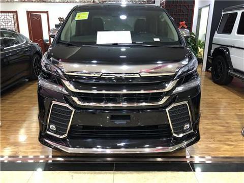 19款丰田埃尔法蒙娜丽莎前脸更加宽厚，隐约之中有着一丝神秘感