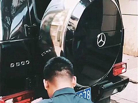 北京一男子122万买奔驰G500，直接在车尾贴上5个字，秒变神车！