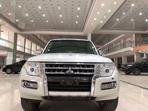 　18款帕杰罗沿用了经典的3.8升V6发动机搭载第二代超选四驱系统