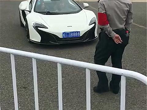 265万迈凯伦现身安徽，车牌抵一辆宝马，副驾驶上的女友很漂亮！