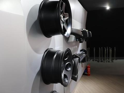 小伙用豪车零件打造新车，为什么不能上道？