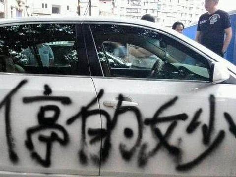 一辆超跑霸占了4个停车位，有人想制止，看见窗口纸条默默走了