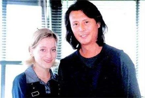 刘雪华因他无法再孕，婚礼筹备期变心娶外国女孩，现变这样