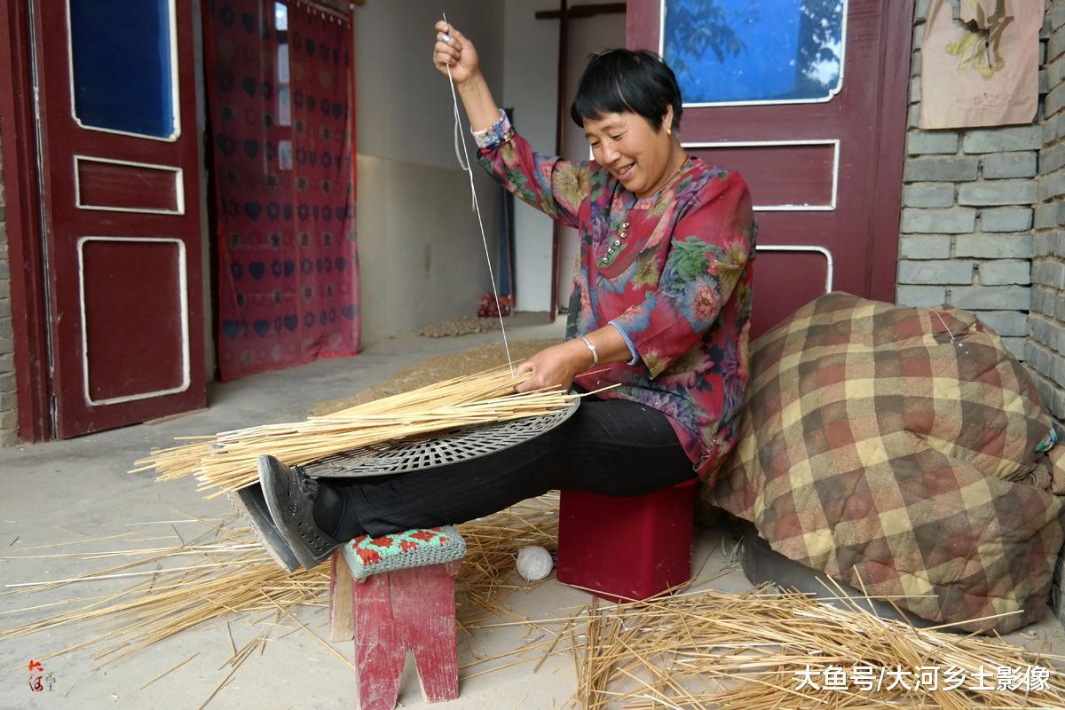 农村大娘用麦秸秆做的蒸馍篦子, 样子不好看城里人想要却买不到