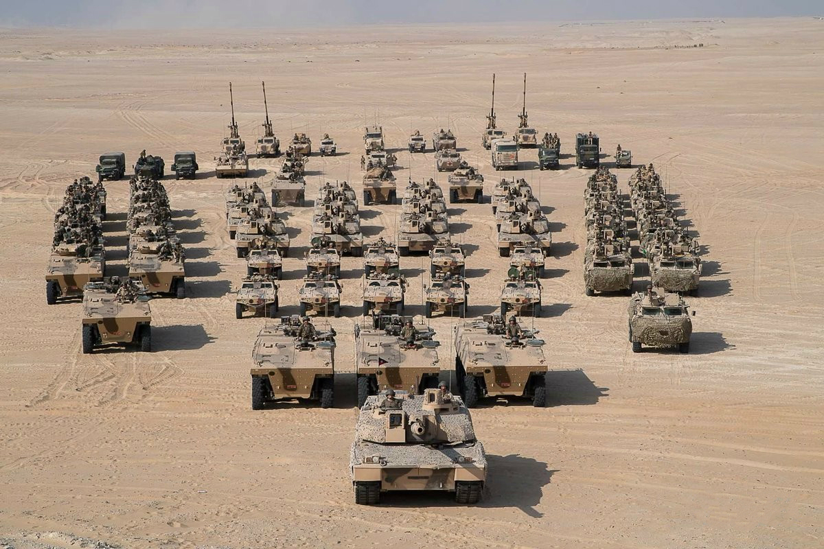 也门胡塞武装阅兵展示的T-80BV坦克……__财经头条