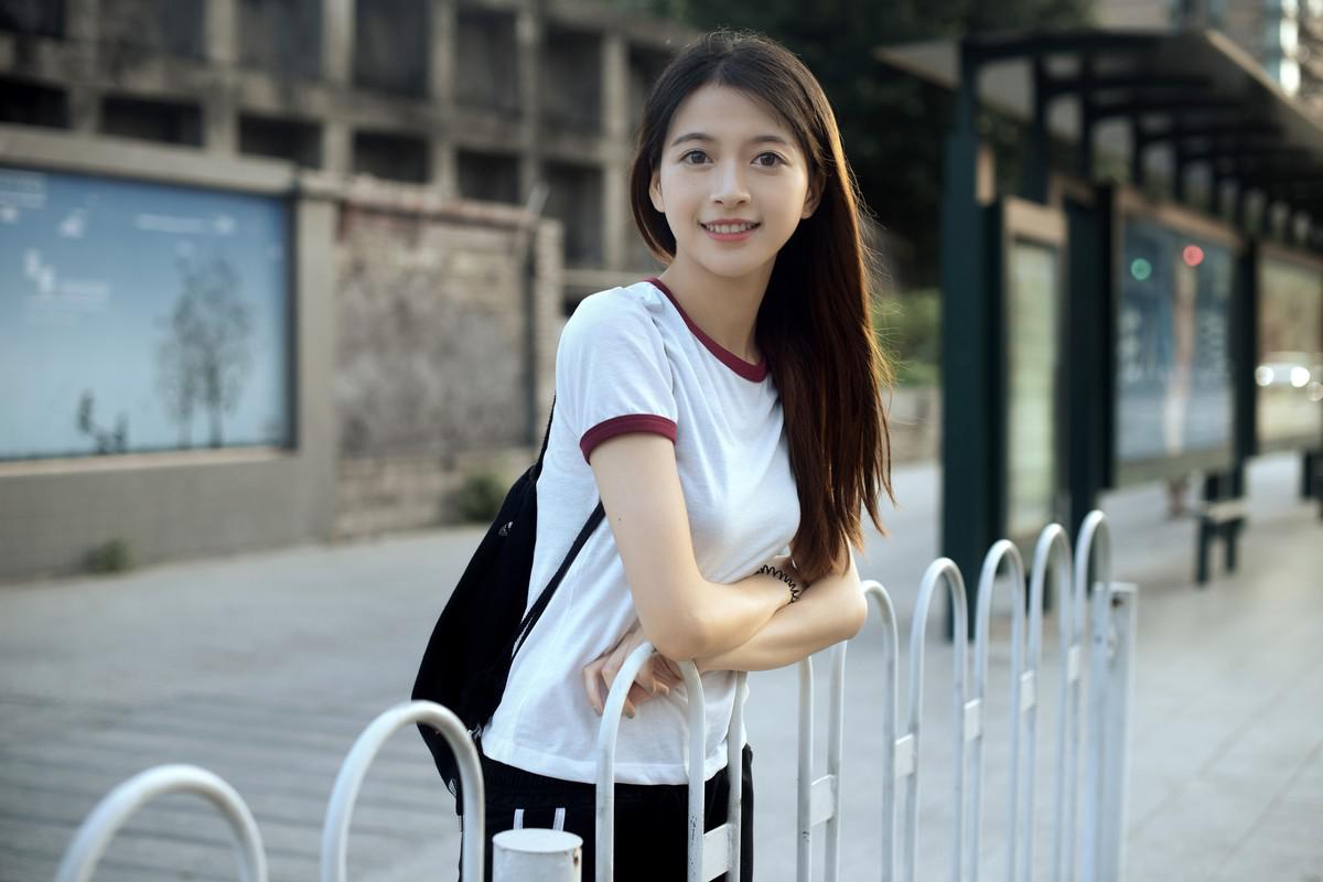 国庆节之际 我在路边遇到了一位少女 半天邂逅了一段故事