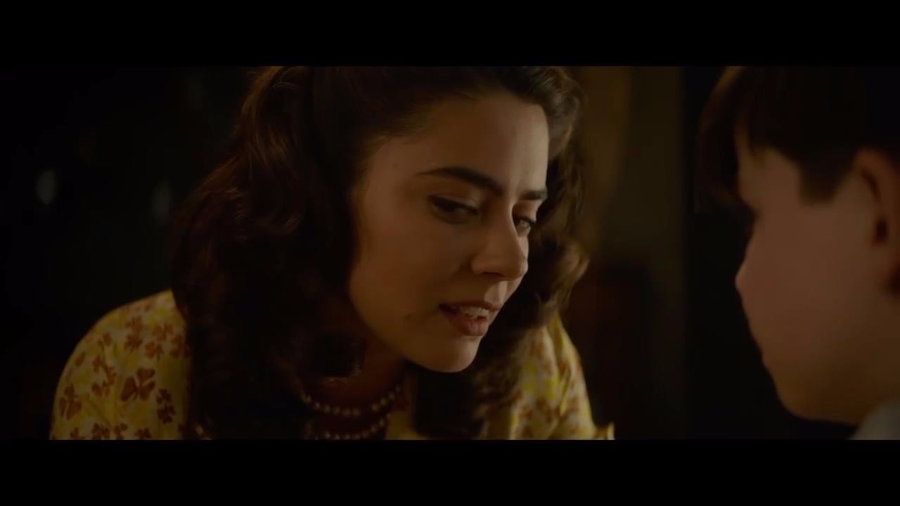 《墙上有一个钟的房子》熊孩子发现了一个通往