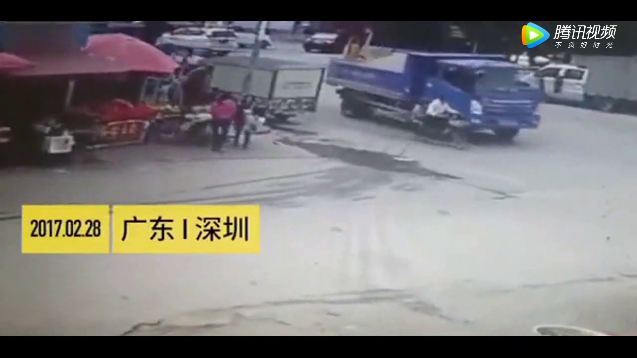 监拍大货车右转撞倒电动车，电动车男子被碾车底奇迹逃生