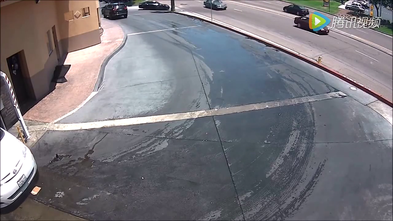 实拍洗完车的女司机刚开出来，监控拍下了搞笑的一幕