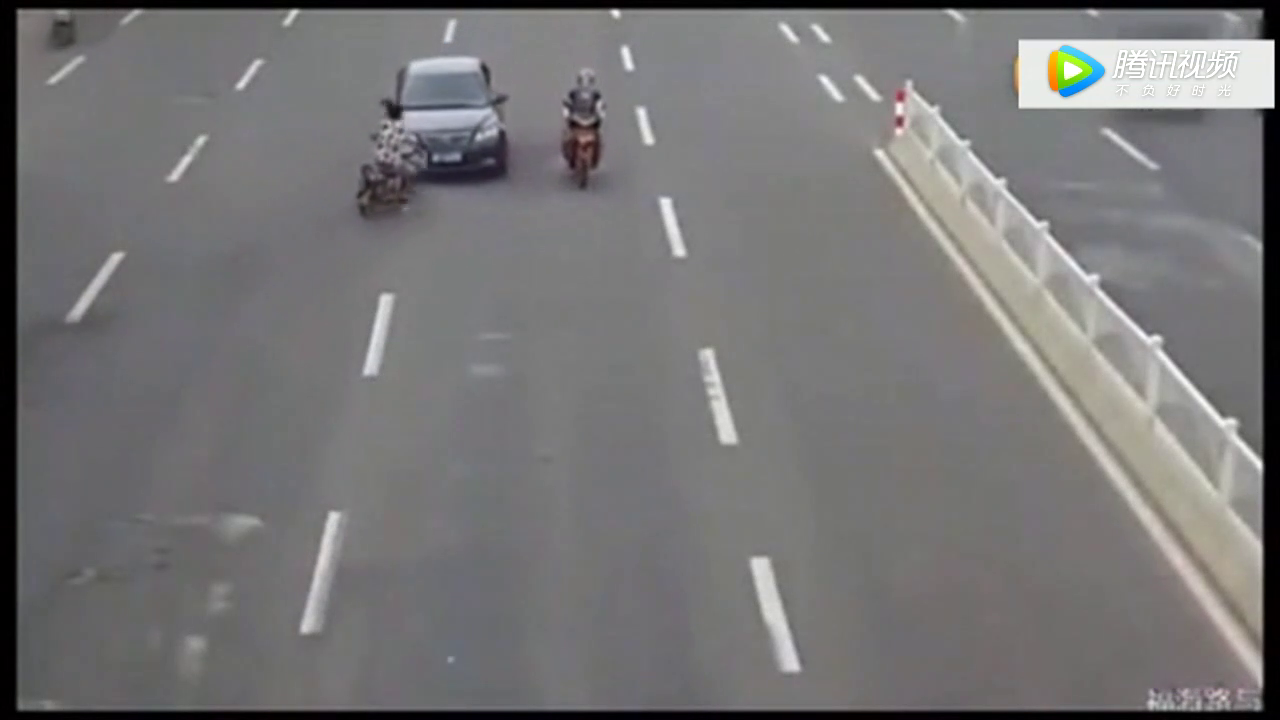 嚣张的电动车被撞飞，是可怜还是可恨