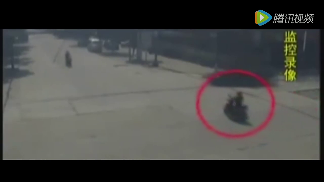 电动车女挡道，女司机狂按喇叭没反应，结果就