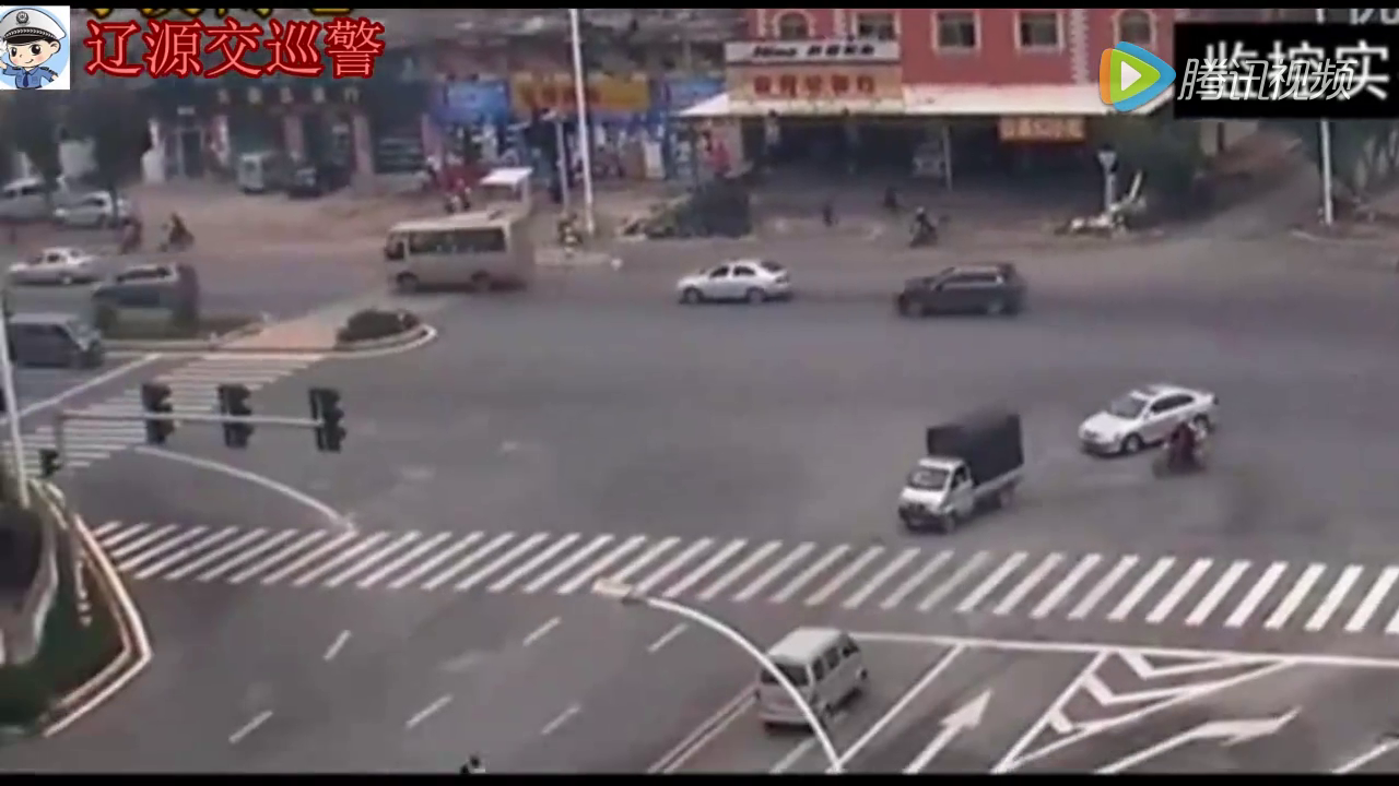 电动车发疯般撞击面包车，驾驶员跳起来足有1