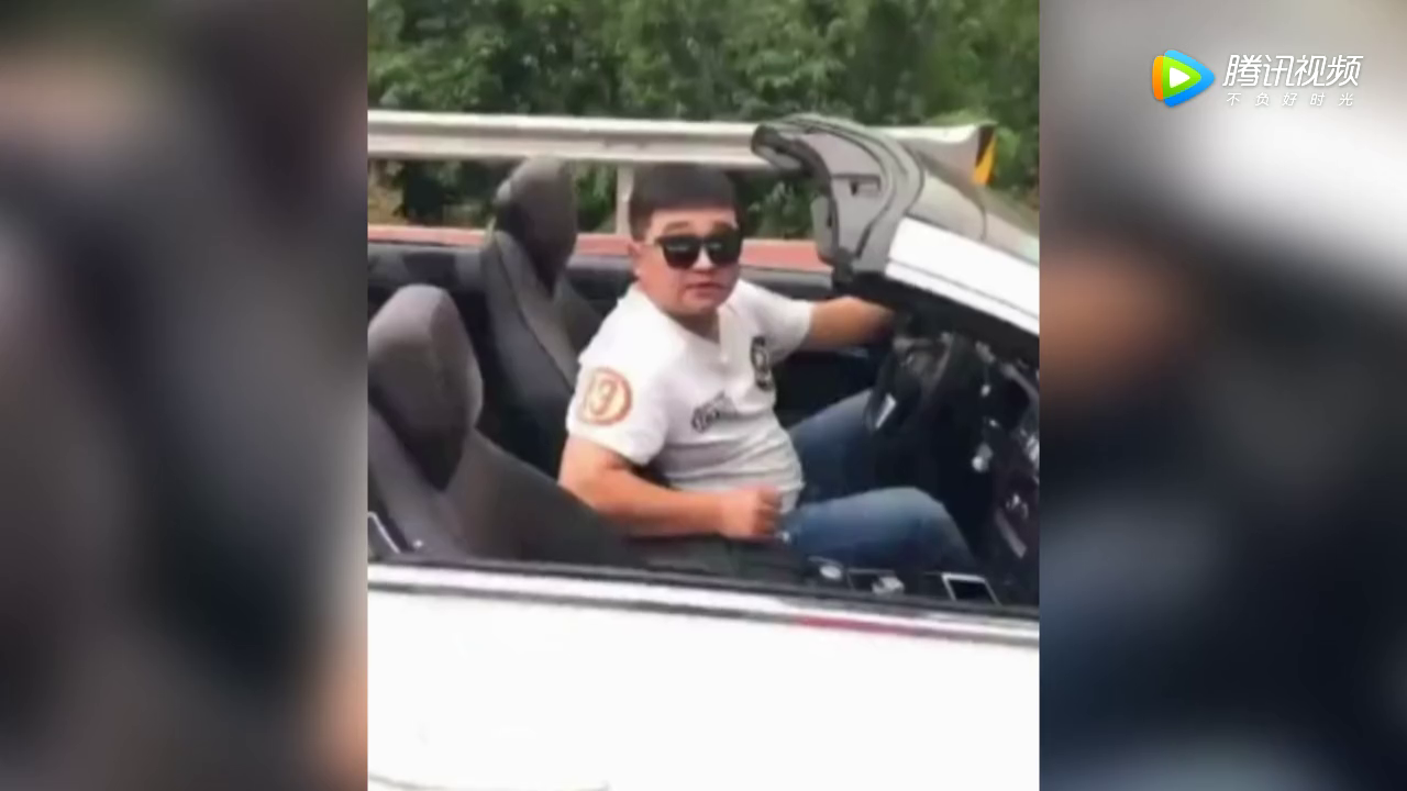 小伙开敞篷跑车炫耀，没想到对方更狠