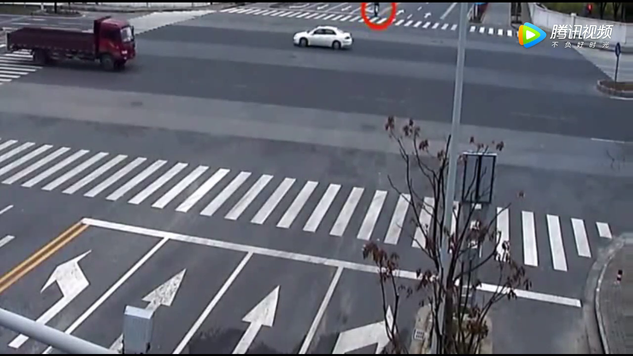 监控拍下这辆闯红灯电动车，接下来一幕他再也没有了机会骑车了！