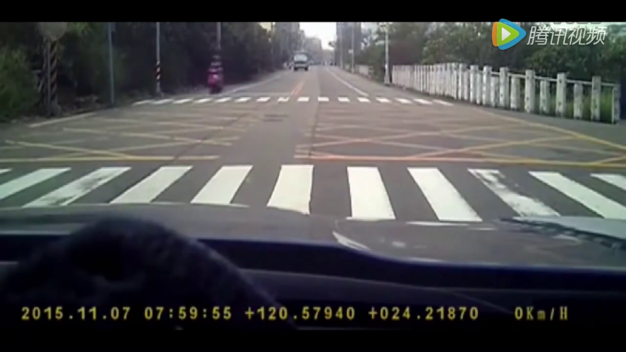 骑电动车女神转弯都没回头，无情大挂车瞬间压过去