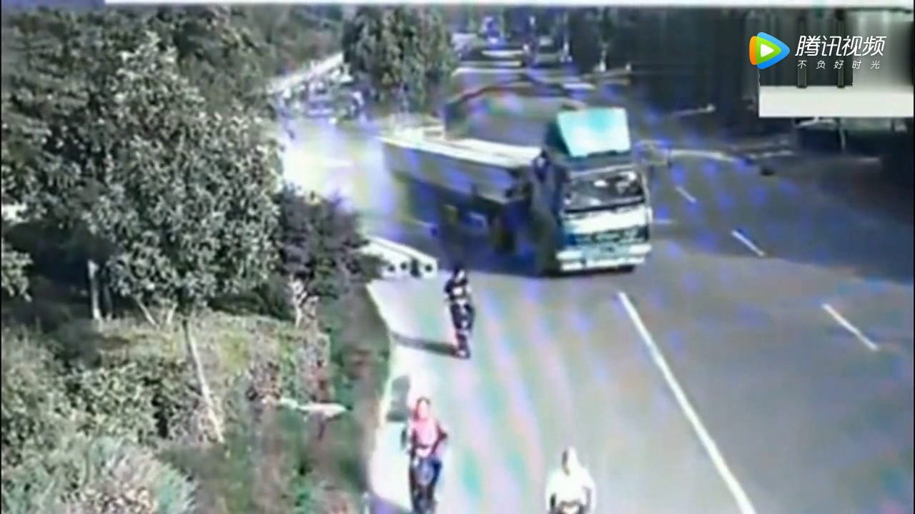 大货车为救下电动车不停的刹车，发现不对劲时，却已经晚了