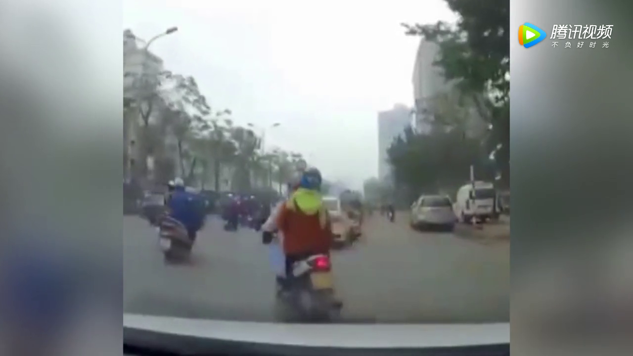 厉害了我的姐！还好你骑电动车，要是开车的话那就麻烦了