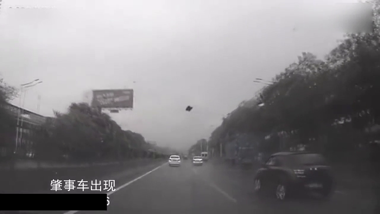 如此猖狂，1分钟变道8次，最后终于栽到卡车手里