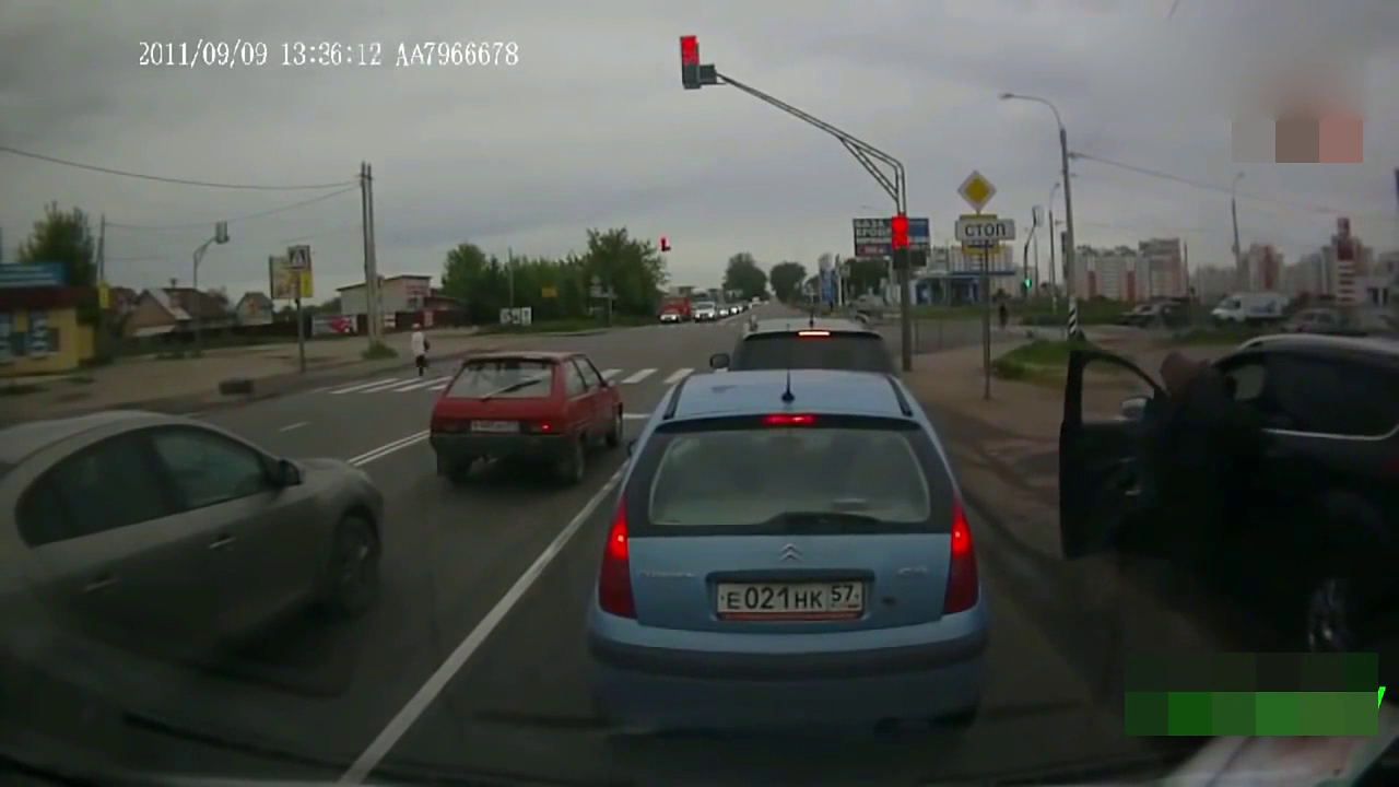 东风雪铁龙路遇别克SUV 车主二话不说上去就是一脚