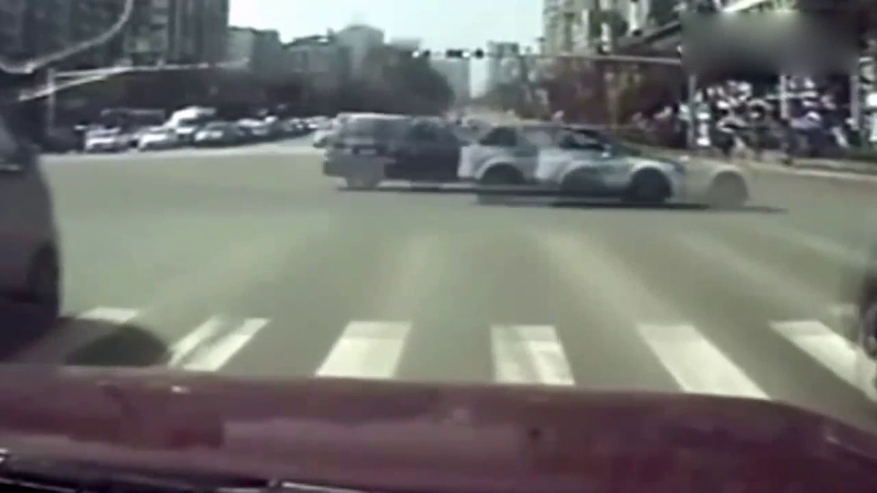 本以为闯红灯的电动车能平安冲过去，接下来一幕让孩子遭了罪！