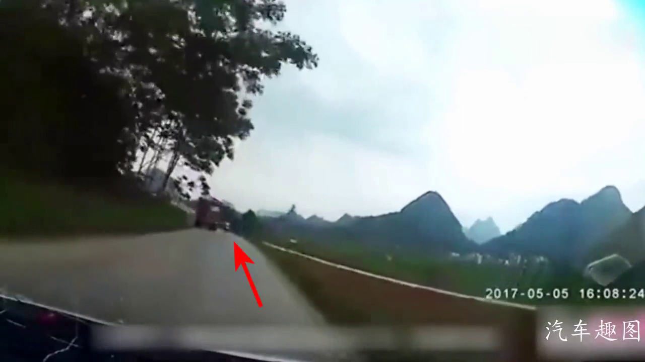 电动车两人被卷入大货车轮下，接下来司机竟做出这样的举动！