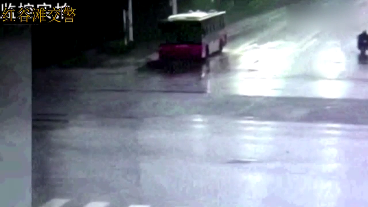 电动车肆意闯红灯，不料被公交车撞飞！