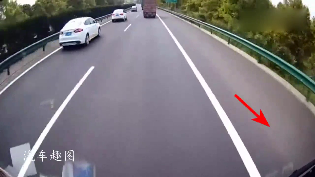 黑色SUV高速路上这样开车，奥迪车主已经气的火冒三丈！