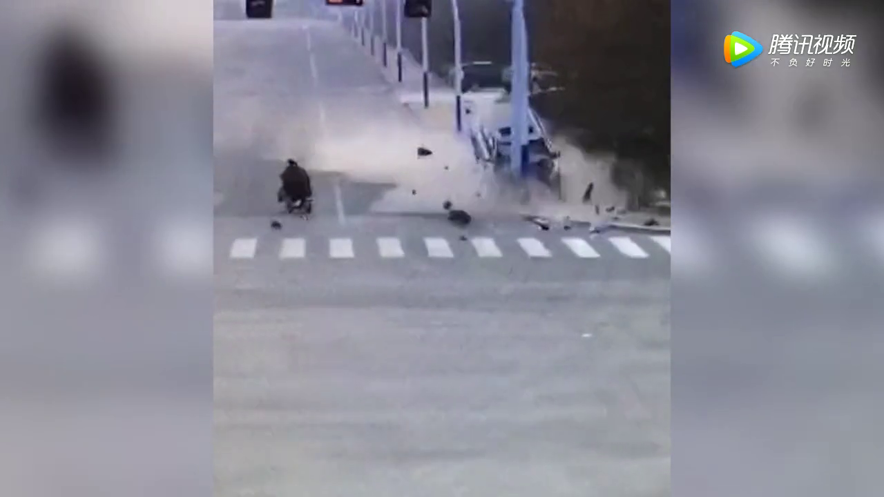 睡着了？SUV失控撞上路灯杆直接报废