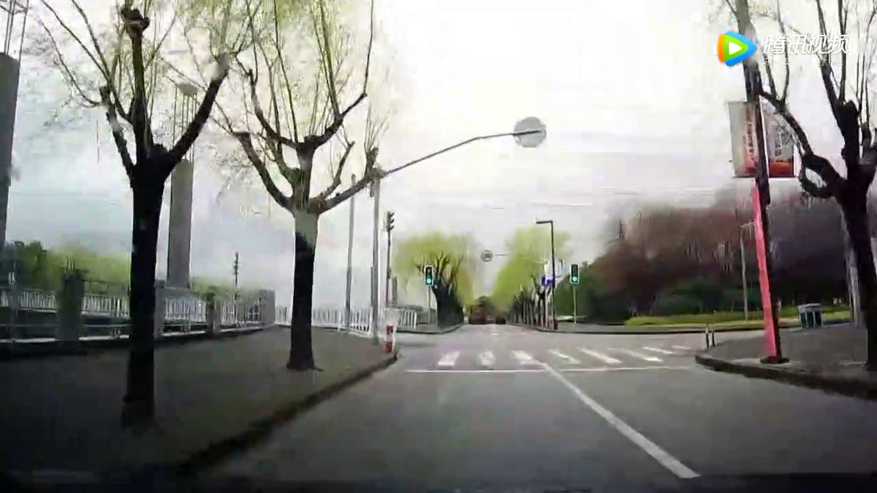 不得不佩服这些骑电动车的，横冲直撞根本不看车