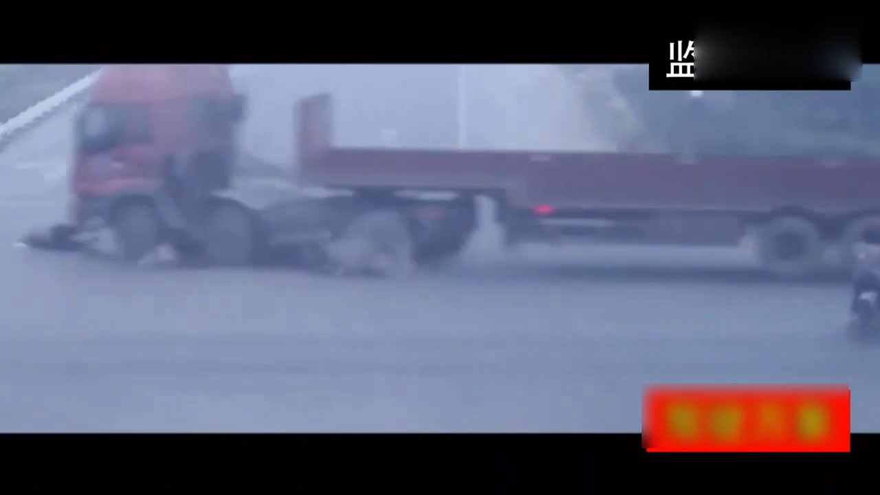 三名女子骑电动车闯红灯，监控拍下这样的画面