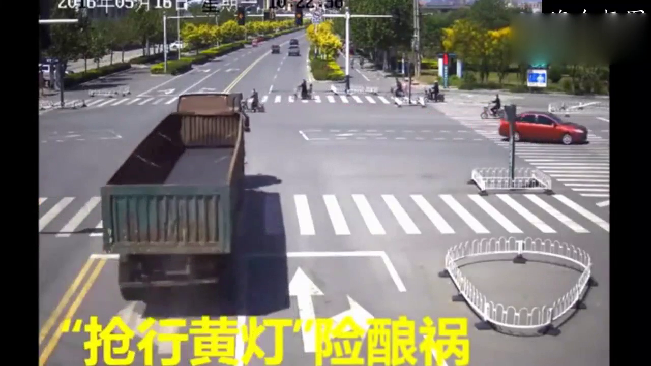 如果大货车这次不是空车，电动车二人也逃不过这一劫！