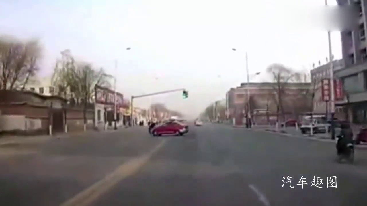 出租车实线突然掉头，电动车用风骚走位捡回一条命！