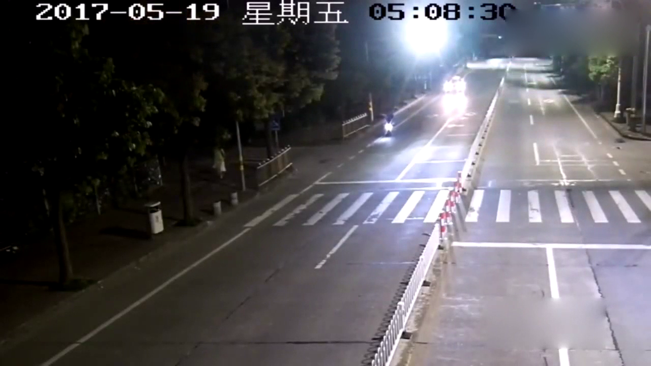 出租车撞护栏后翻车，却把电动车司机吓懵圈