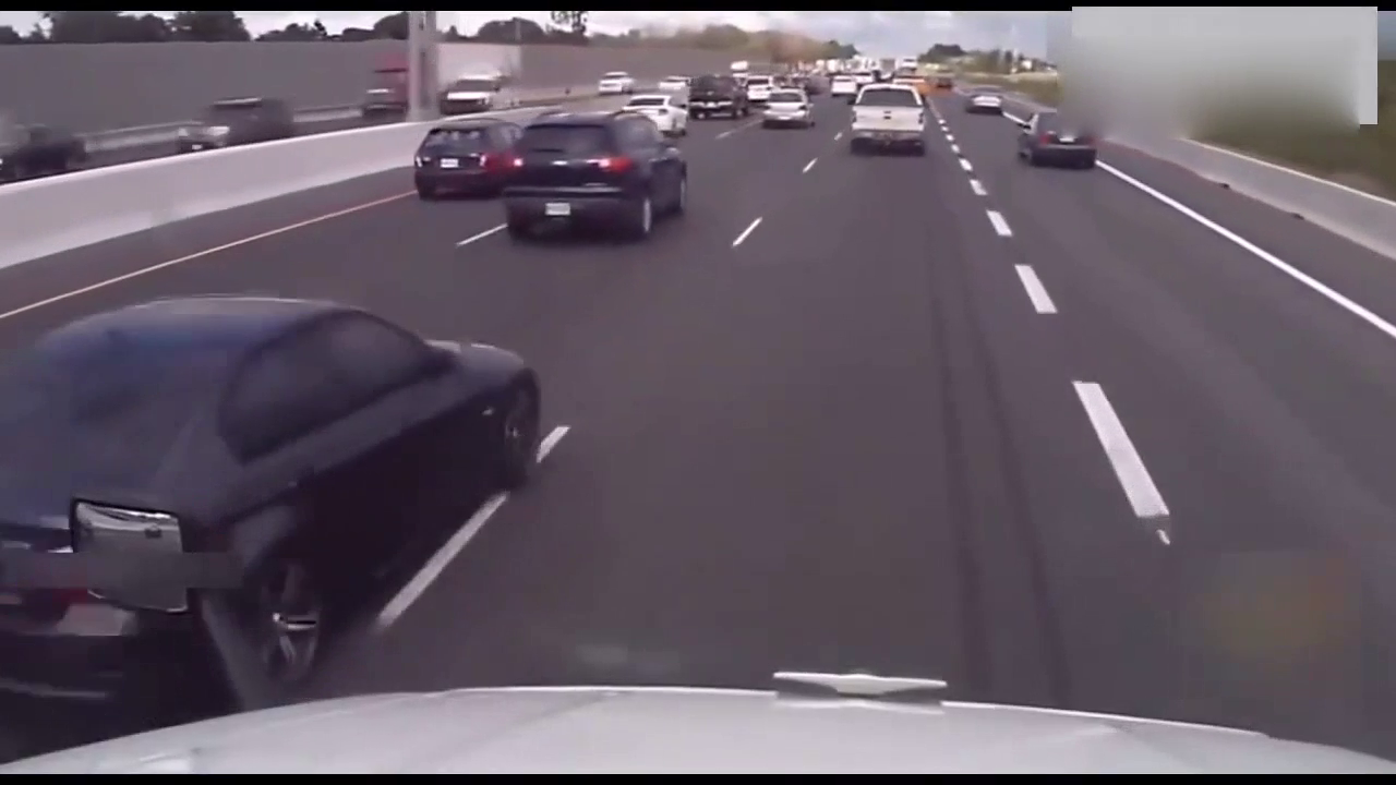 宝马司机高速上恶意别大货车，最后竟被三辆大卡车同时包围