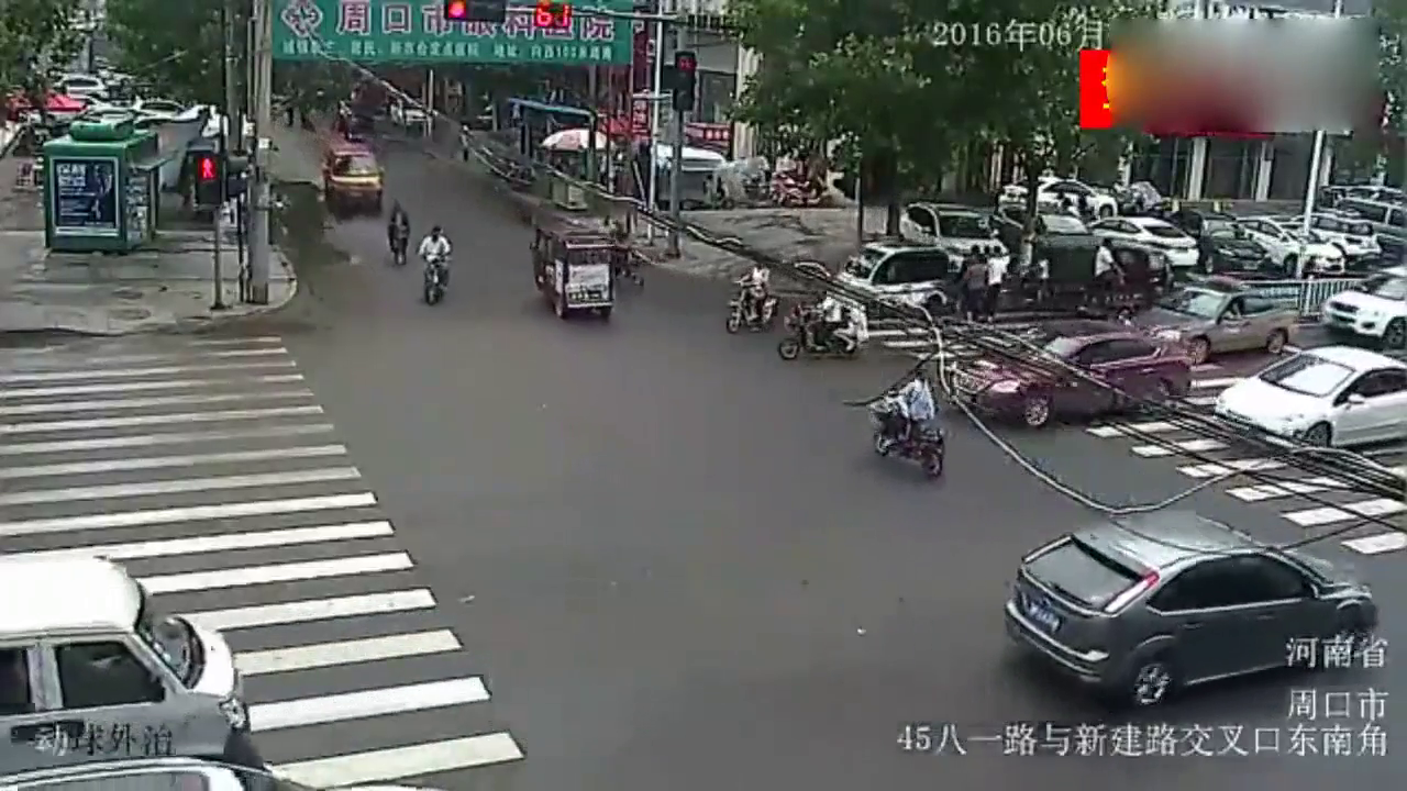 电动车无视红灯走自己的路，最终被轿车教训了一次