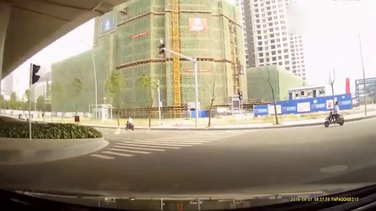 这下麻烦大，逆行骑电动车的大妈被我撞飞！