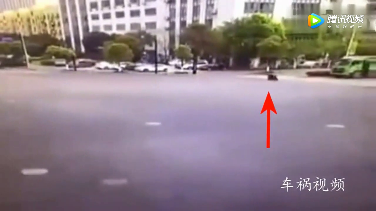 电动车闯红灯，货车本想救下他，却被监控拍下这样的一幕